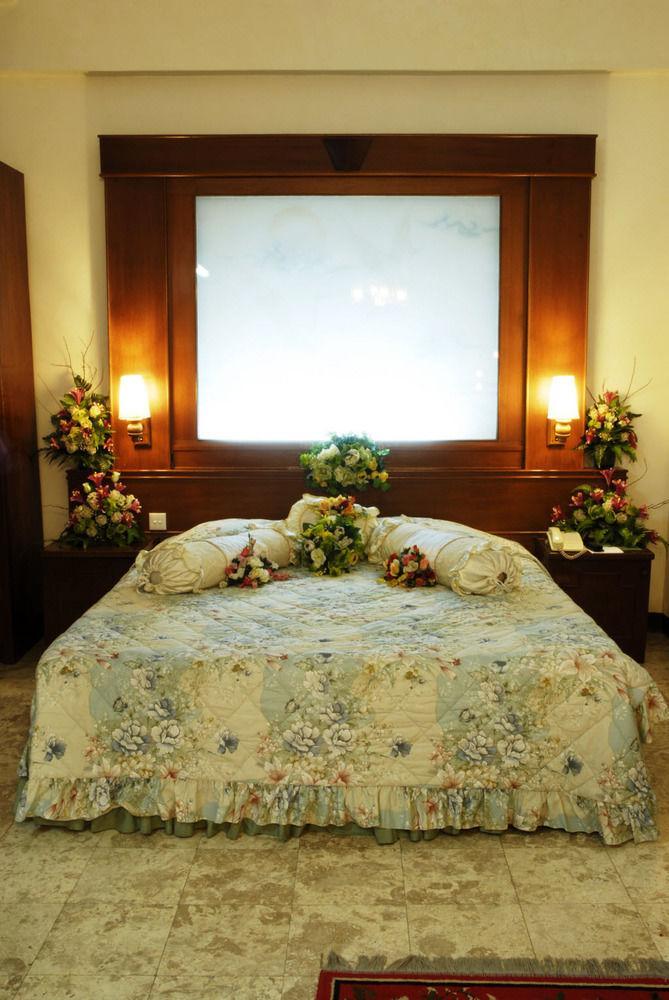 Satelit Hotel Surabaya Dış mekan fotoğraf
