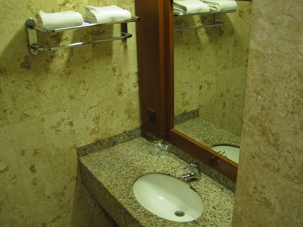 Satelit Hotel Surabaya Dış mekan fotoğraf